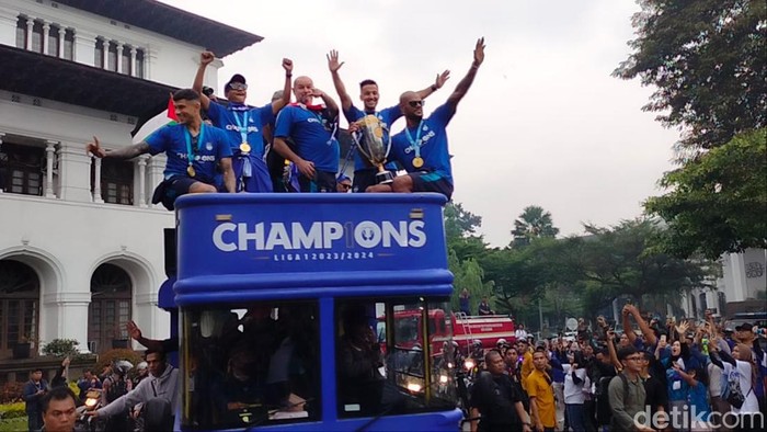 Persib menerima sambutan di Gedung Sate, usai melaksanakan konvoi dari GT Pasteur. Acara ini dihadiri ribuan bobotoh