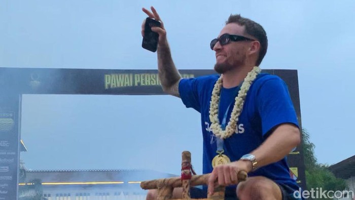 Persib menerima sambutan di Gedung Sate, usai melaksanakan konvoi dari GT Pasteur. Acara ini dihadiri ribuan bobotoh