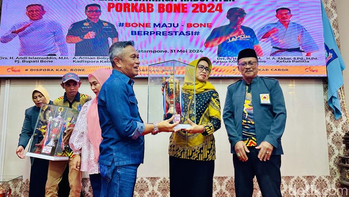 Pj Bupati Bone Andi Islamuddin berfoto bersama dengan juara di Porkab Bone. Agung Pramono/detikSulsel.