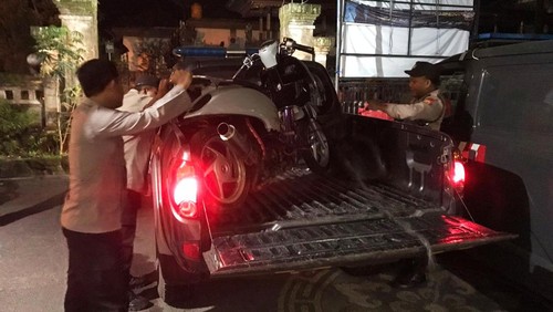 Polisi an warga membubarkan balap liar di Karangase, Jumat (31/5/2024) malam.