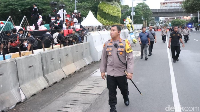 Polisi menerjunkan 1.220 personel untuk mengawal aksi solidaritas Bela Palestina di depan Kedubes AS (Mulia/detikcom).