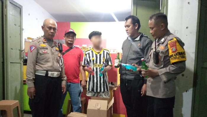 Polsek Pondok Aren menyita setarusan miras dari sebuah warung jamu di Pondok Aren, Tangsel.