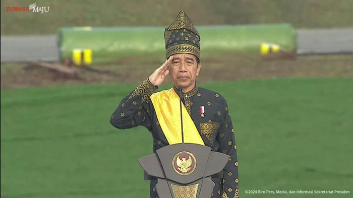 Tampilan Presiden Jokowi dalam Balutan Baju Adat Teluk Belanga di Perayaan Harlah Pancasila