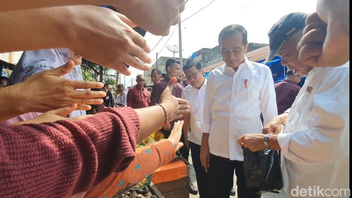 Presiden Jokowi saat belanja di Pasar Senggol bersama Basuki dan Pj Gubernur Riau (Foto: Raja Adil Siregar/detikSumut)