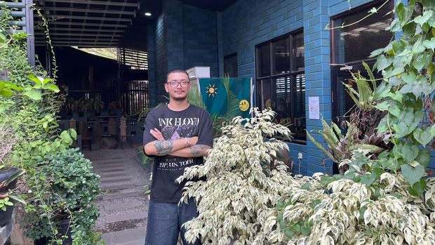 Pria Ini Resign dan Buka Kedai Kopi di Kampung, Raup Omzet Ratusan Juta!