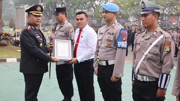 Puluhan personel Polresta Bandara Soekarno-Hatta mendapatkan penghargaan di Hari Lahir Pancasila, 1 Juni 2024.