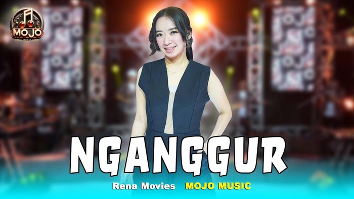 Rena Movies menyanyikan lagu Nganggur.