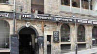 Pub atau restoran bernama The Banshee Labyrinth Pub ini terkenal dengan hantu Lord Nicole Edwards. Konon semasa hidupnya pria itu adalah sosok yang sadis, bahkan tak pernah berubah setelah menjadi hantu. Foto: Exemplore