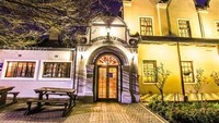 Ada hantu perempuan yang seringkali berkeliaran di sni. Sosoknya kerap muncul di kamar-kamar Nottingham Road Hotel & Restaurant dengan meniru gaya merapikan ruangan yang khas. Foto: Exemplore