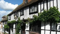 Mermaid Inn & Restaurant di Rye, Inggris menempati bangunan tertua di kota tersebut. Saking berhantunya, tempat ini pernah menjadi lokasi shooting acara paranormal di televisi. Foto: Exemplore