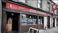 Restoran John Kavanagh terkenal sebagai destinasi tempat makan usai pemakaman. Akibat lokasinya yang dekat dengan pemakaman, dipercaya banyak hantu yang masuk ke sini dengan menembus tembok. Foto: Exemplore