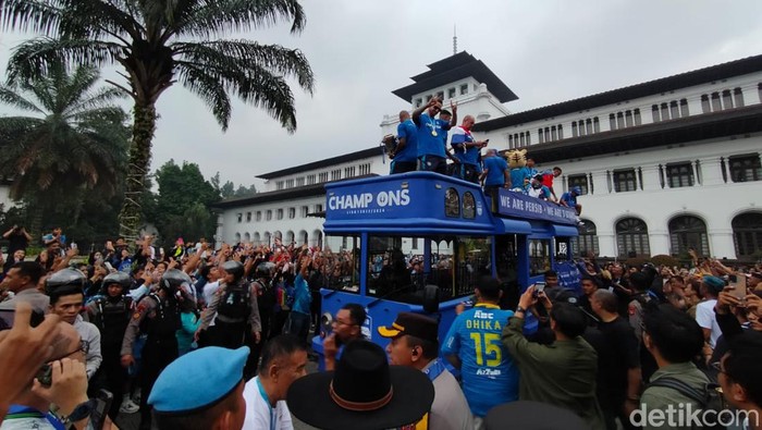 Rombongan skuad Persib Bandung tiba di Gedung Sate Bandung, Sabtu (1/6/2024).