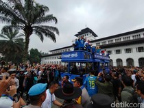 Tiba di Gedung Sate, Persib Disambut Lagu We Will Stand Behind You