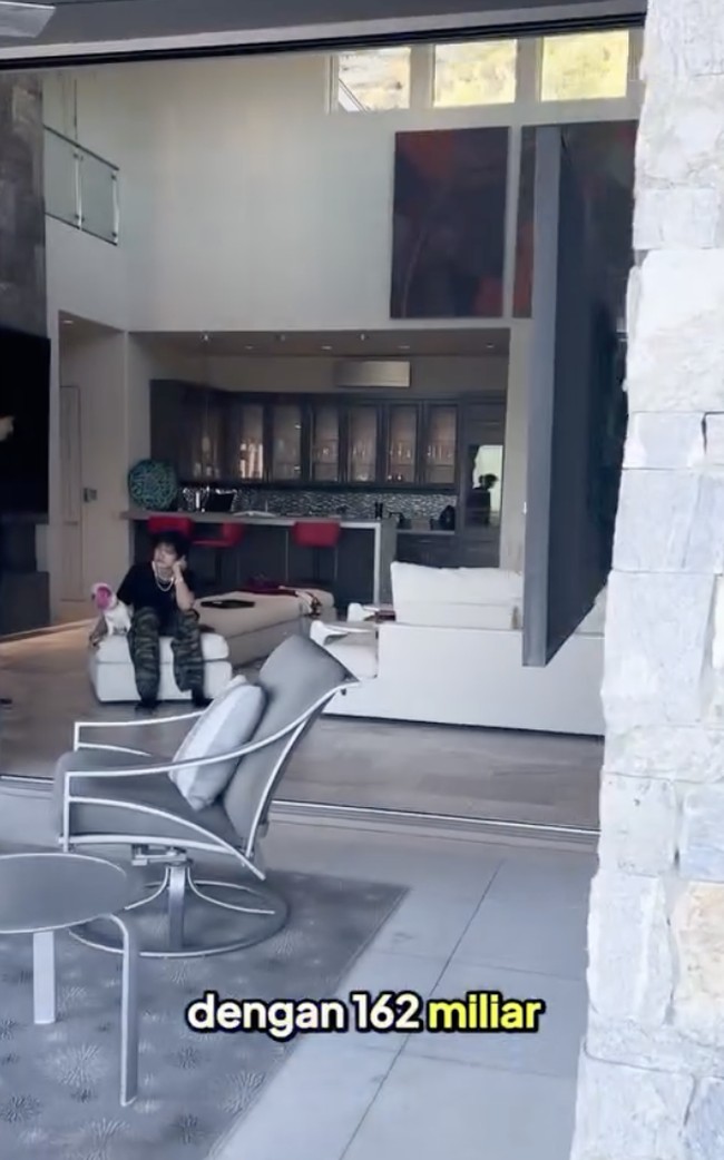 Rumah tersebut hadir dalam perpaduan desain minimalis dan American classic, dengan sentuhan alam yang seakan menyatu dengan lanskap Paradise Valley di perbukitan. (Foto: Instagram/@billymambrasar)