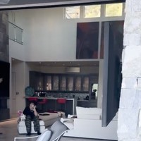 Rumah tersebut hadir dalam perpaduan desain minimalis dan American classic, dengan sentuhan alam yang seakan menyatu dengan lanskap Paradise Valley di perbukitan. (Foto: Instagram/@billymambrasar)