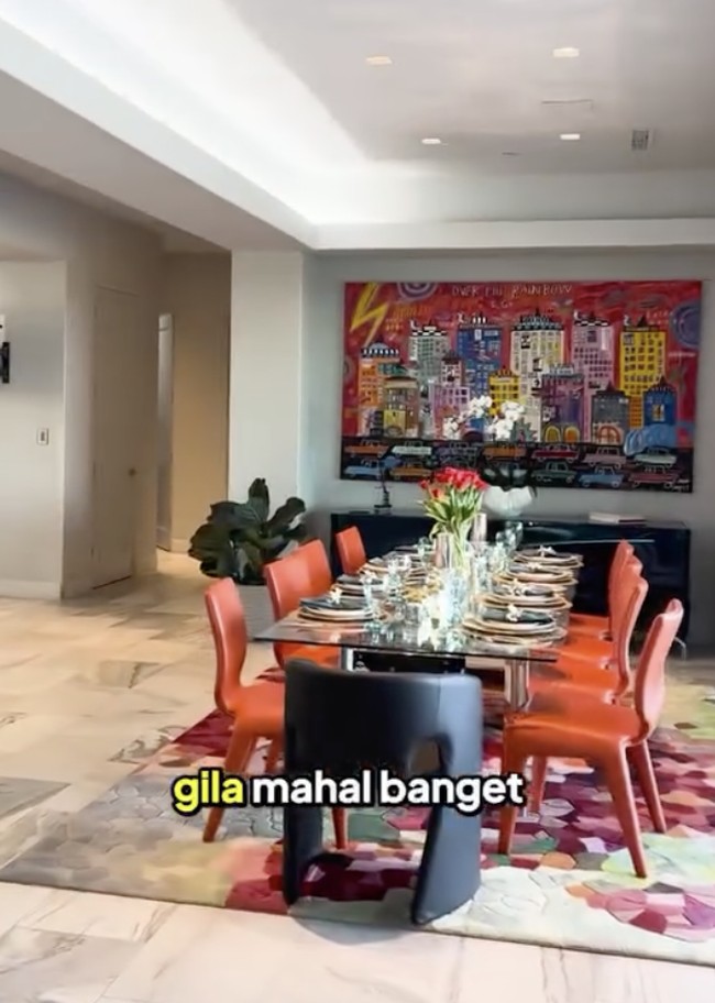 Farah dan Charles Jost suka menjamu teman-temannya di rumah. Oleh karena itu, meja makan dipastikan dapat memuat hingga 10 orang. Aksen merah menawarkan daya tarik tersendiri. (Foto: Instagram/@billymambrasar)