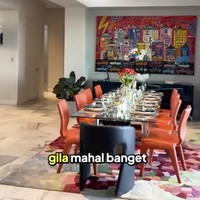Farah dan Charles Jost suka menjamu teman-temannya di rumah. Oleh karena itu, meja makan dipastikan dapat memuat hingga 10 orang. Aksen merah menawarkan daya tarik tersendiri. (Foto: Instagram/@billymambrasar)