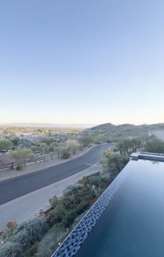 Tidak ketinggalan sebuah kolam renang infinity dengan panorama yang memukau. Bak di resort mewah! (Foto: Instagram/@billymambrasar)