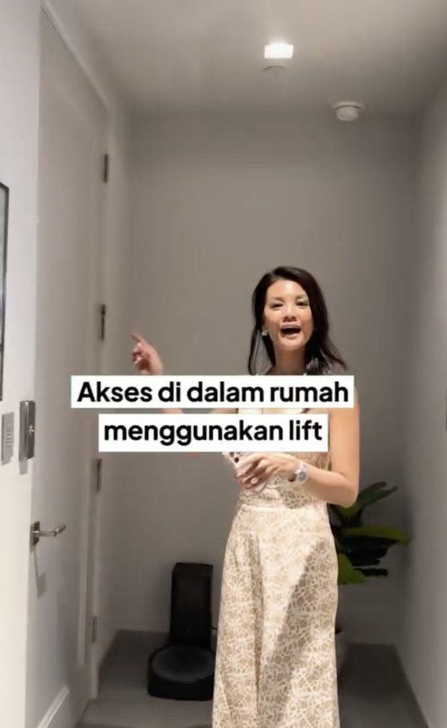 Melengkapi kemewahan rumah tersebut, terdapat sebuah lift yang memudahkan akses antar lantai. (Foto: Instagram/@billymambrasar)