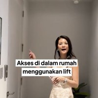 Melengkapi kemewahan rumah tersebut, terdapat sebuah lift yang memudahkan akses antar lantai. (Foto: Instagram/@billymambrasar)