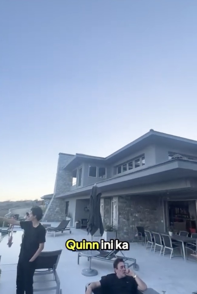 Menempati sebuah area elite, rumah Farah dan suaminya, Charles Jost, pun ditaksir seharga ratusan miliar. Dari informasi yang didapatnya di internet, Billy memperkirakan rumah mereka bernilai US$ 10 juta atau sekitar Rp 162 miliar. Pantes rumahnya besar kayak istana, ujar Billy. (Foto: Instagram/@billymambrasar)