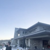 Menempati sebuah area elite, rumah Farah dan suaminya, Charles Jost, pun ditaksir seharga ratusan miliar. Dari informasi yang didapatnya di internet, Billy memperkirakan rumah mereka bernilai US$ 10 juta atau sekitar Rp 162 miliar. Pantes rumahnya besar kayak istana, ujar Billy. (Foto: Instagram/@billymambrasar)