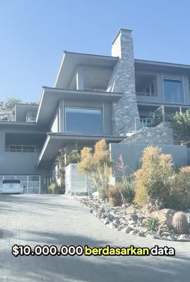 Inilah tampak depan rumah celebrity chef Indonesia Farah Quinn yang berlokasi di Paradise Valley, Arizona, Amerika Serikat. Rumah tersebut terekam dalam sebuah unggahan video Instagram yang direkam oleh staf khusus presiden Billy Mambrasar saat diundang Farah ke rumahnya. (Foto: Instagram/@billymambrasar)