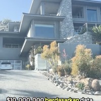 Inilah tampak depan rumah celebrity chef Indonesia Farah Quinn yang berlokasi di Paradise Valley, Arizona, Amerika Serikat. Rumah tersebut terekam dalam sebuah unggahan video Instagram yang direkam oleh staf khusus presiden Billy Mambrasar saat diundang Farah ke rumahnya. (Foto: Instagram/@billymambrasar)