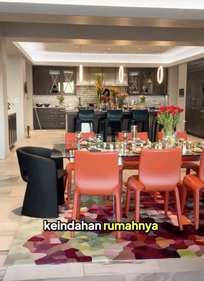 Dapur tentu menjadi tempat favorit Farah. Sangat luas dan menyatu dengan area makan. (Foto: Instagram/@billymambrasar)