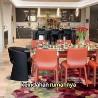 Dapur tentu menjadi tempat favorit Farah. Sangat luas dan menyatu dengan area makan. (Foto: Instagram/@billymambrasar)