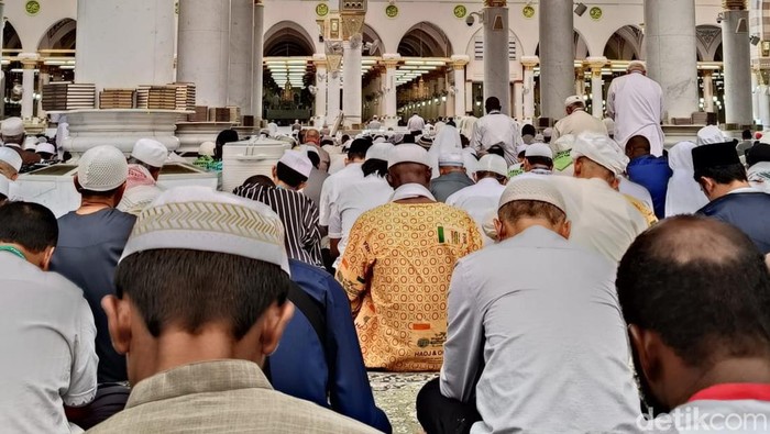 Jemaah haji Indonesia salat Jumat di Masjid Nabawi, Madinah.