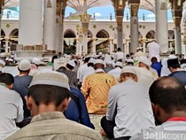 Ketika Musik Dangdut Bergema Jelang Khotbah Jumat di Masjid Nabawi
