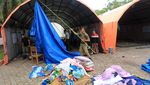 Satpol PP Bersihkan Tempat Penampungan Sementara Imigran Rohingya di Aceh
