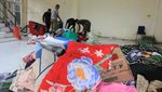 Satpol PP Bersihkan Tempat Penampungan Sementara Imigran Rohingya di Aceh