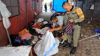 Personel Satpol PP memeriksa dan membenahi barang-barang peninggalan imigran Rohingya di tempat penampungan sementara belakang Kantor Bupati Aceh Barat, Aceh, Sabtu (1/6/2024).