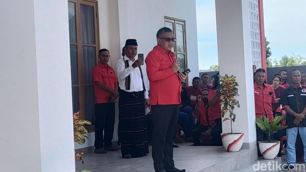 Sekjen PDI Perjuangan Hasto Kristiyanto menyambangi Kantor DPC PDIP di Kota Ende (Dwi Rahmawati/detikcom)