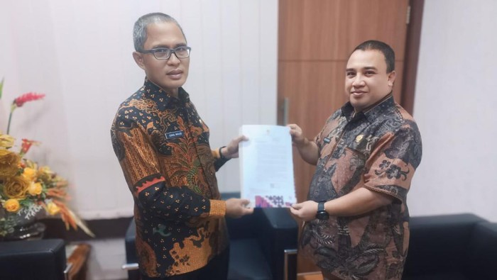 Sekretaris Daerah Kota Gorontalo Ismail Madjid (kiri) menerima SK Penunjukan Pelaksana Harian Wali Kota Gorontalo.