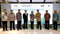 Green Cement dalam proses produksinya menghasilkan emisi gas rumah kaca (emisi karbon) yang lebih rendah dibandingkan semen konvensional (OPC), namun tetap memberikan kinerja setara di kelas peruntukannya.