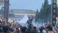 Kehadiran para pemain ini dinantikan oleh para bobotoh yang rela menunggu sejak pagi hari.