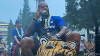 David da Silva sang pencetak gol terbanyak di Liga 1 2023/2024 tampak menikmati momen saat naik arak-arakan singa depok.