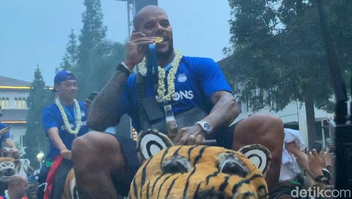 Skuat Persib Bandung naik arak-arakan singa depok di Gedung Sate