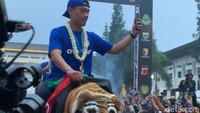 Dedi Kusnandar juga terlihat begitu menikmati acara tersebut.