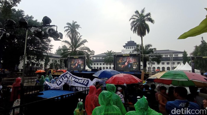 Suasana depan Gedung Sate, Kota Bandung