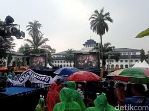 Kawasan Gedung Sate Diguyur Hujan Jelang Konvoi Juara Persib