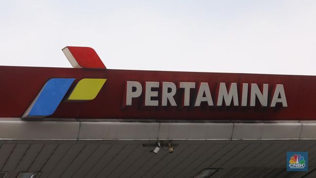 Suasana Stasiun Pengisian Bahan Bakar Umum (SPBU) Pertamina di kawasan Warung Jati Barat, Jakarta, Sabtu (1/6/2024). (CNBC Indonesia/Faisal Rahman)