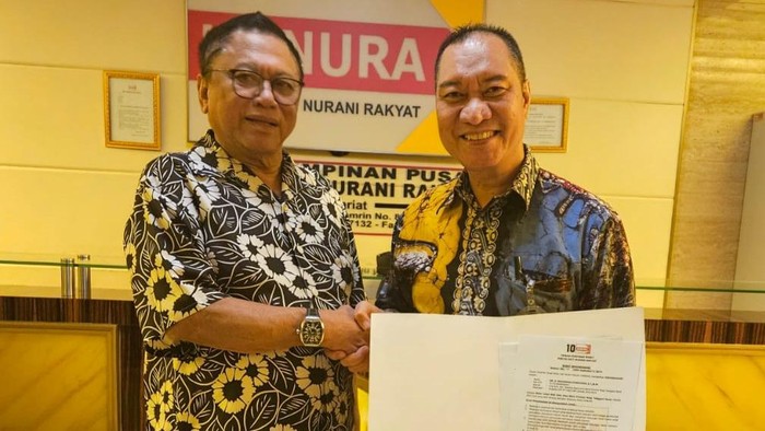 Ketum DPP Partai Hanura, Oesman Sapta Odang, memberikan rekomendasi kepada Syafrudin untuk maju di Pilwalkot Bima 2024, belum lama ini. (Dok. Pribadi Syafrudin)