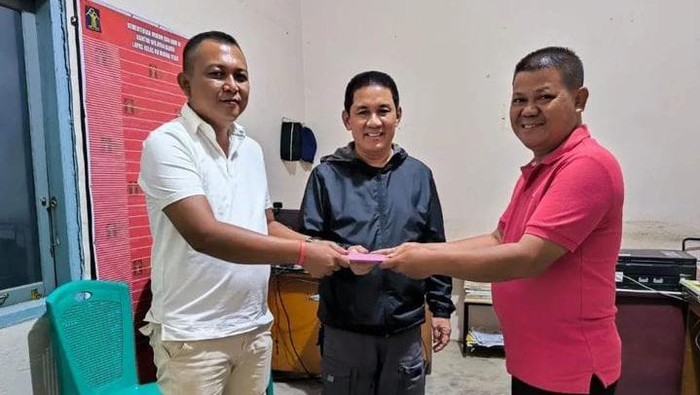 Syamsu Rizal (tengah) saat dieksekusi kejari ke Lapas II B Tebo.