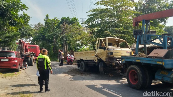 Tabrakan truk pasir vs mobilio di Padas Klaten, Sabtu (1/6/2024).