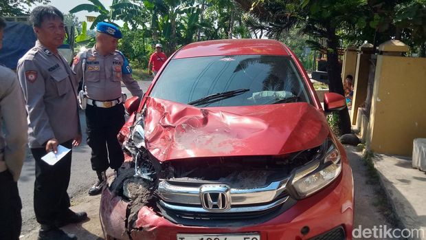 Tabrakan truk pasir vs mobilio di Padas Klaten, Sabtu (1/6/2024).