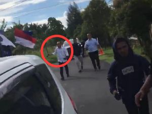 Viral! Aksi Bupati Halmahera Utara Bubarkan Demo Mahasiswa Pakai Parang